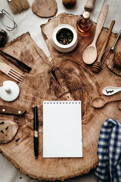 Utensilios de cocina, cuaderno y pluma —  Fotos de Stock