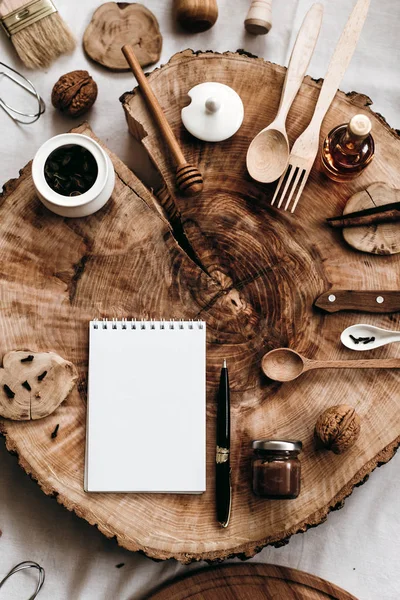 Keukengerei, notebook en pen — Stockfoto