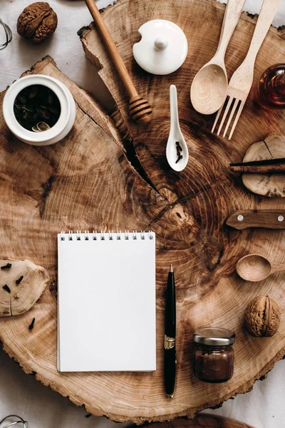 Utensilios de cocina, cuaderno y pluma —  Fotos de Stock