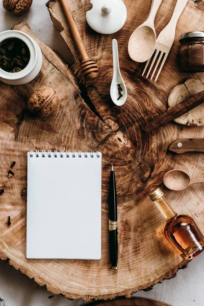 Кухонне начиння, блокнот і ручка — стокове фото