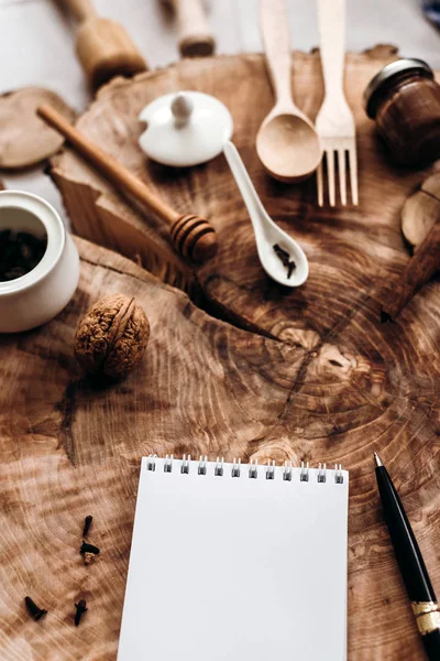 Utensilios de cocina, cuaderno y pluma —  Fotos de Stock