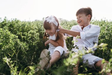 kız ve erkek kardeşim açık portre