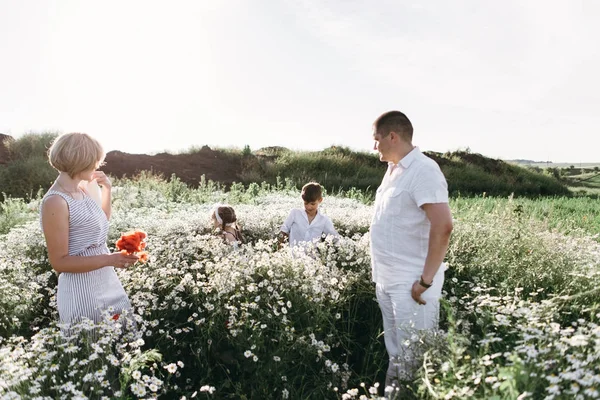 Familie hat Spaß im Freien — Stockfoto