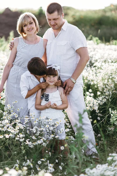 Familjen har kul utomhus — Stockfoto