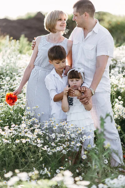 Familjen har kul utomhus — Stockfoto