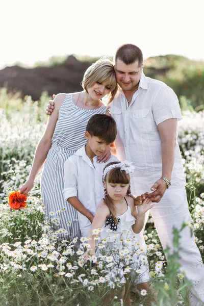 Familjen har kul utomhus — Stockfoto