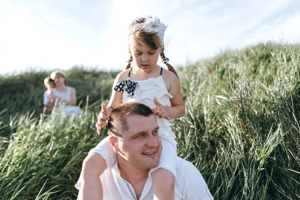 Familjen har kul utomhus — Stockfoto