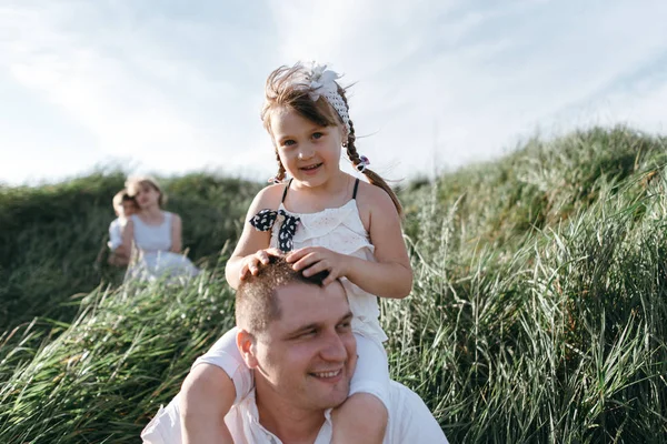 Familjen har kul utomhus — Stockfoto