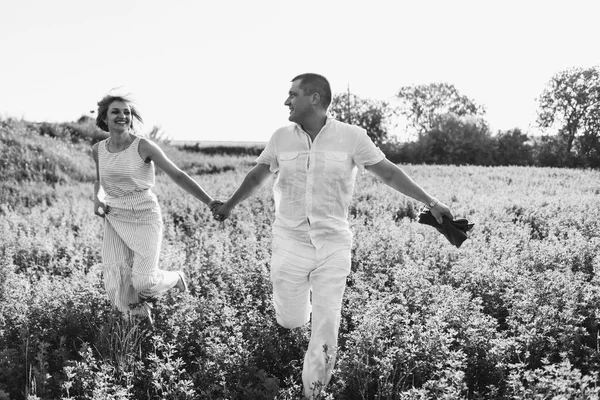 Marido y mujer al aire libre retrato de familia —  Fotos de Stock
