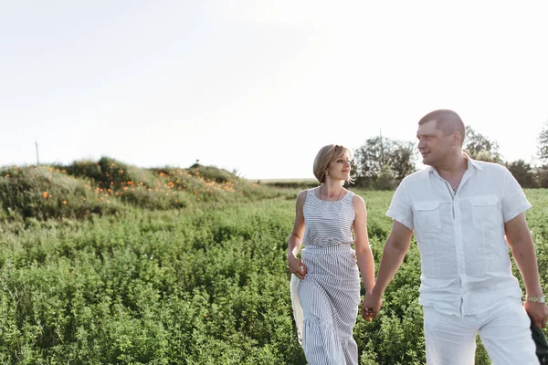 Marido e mulher ao ar livre retrato da família — Fotografia de Stock