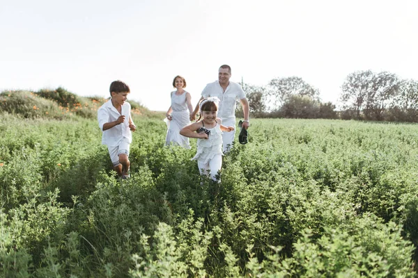 Anne, baba, kızı ve oğlu sahada