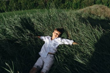 sevimli çocuk doğa arka plan üzerinde poz