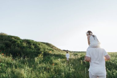  Açık aile portresi