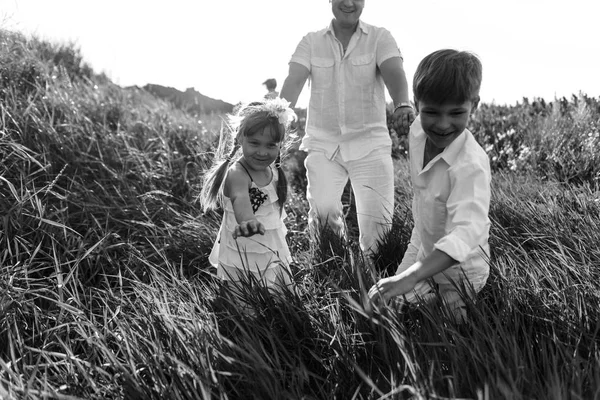 Retrato de família ao ar livre — Fotografia de Stock