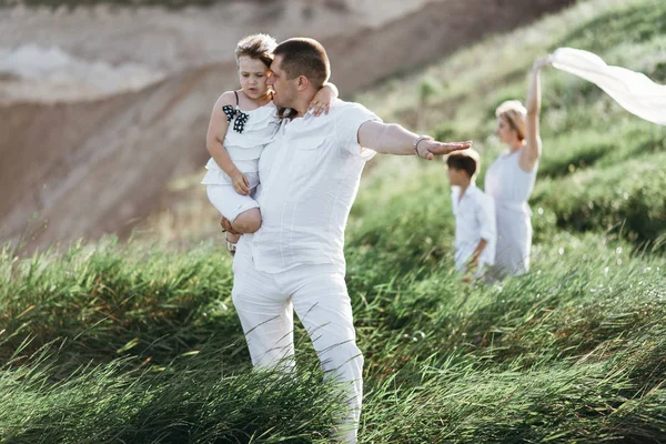 Mor, far, dotter och son på fältet — Stockfoto