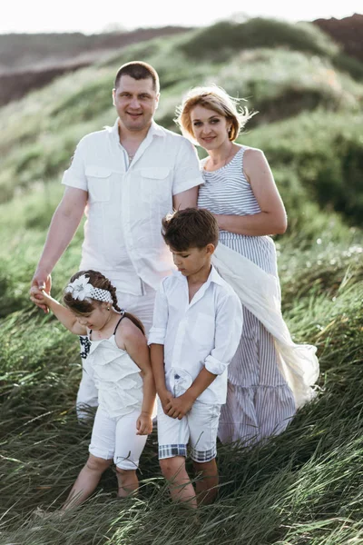 Anne, baba, kızı ve oğlu sahada — Stok fotoğraf