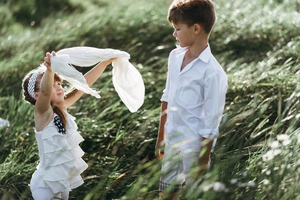 kız ve erkek kardeşim açık portre