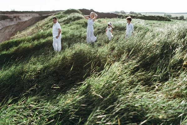 Anne, baba, kızı ve oğlu sahada