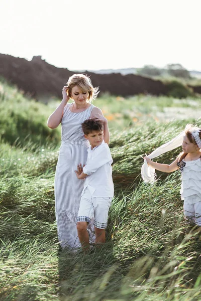 Annem ve onun çocukları açık portre