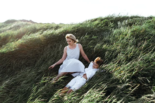 Madre e hijo posando en el campo — Foto de Stock