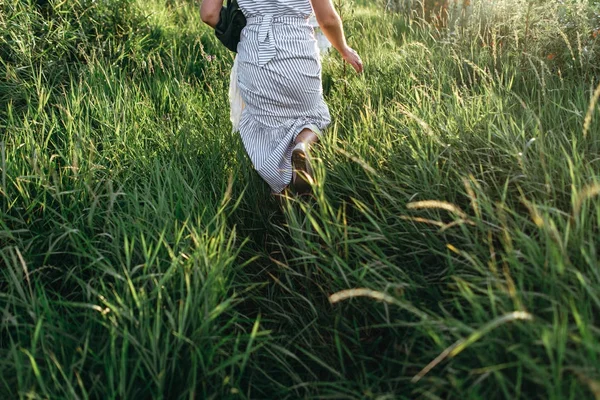 Beztroski kobieta spaceru na polu — Zdjęcie stockowe