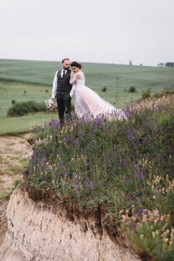 Yeni evliler, açık havada düğün gününde yürüyüş