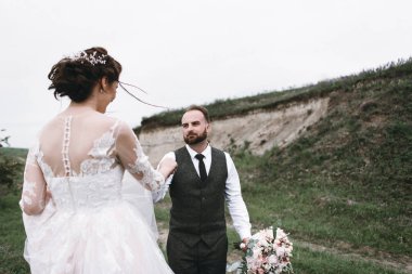 Yeni evliler, açık havada düğün gününde yürüyüş