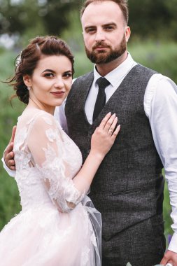 Yeni evliler, açık havada düğün gününde yürüyüş