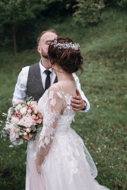 Yeni evliler, açık havada düğün gününde yürüyüş