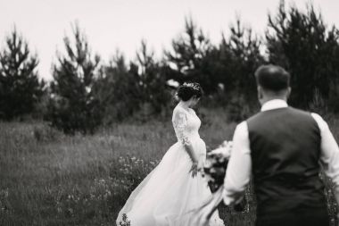 Yeni evliler, açık havada düğün gününde yürüyüş