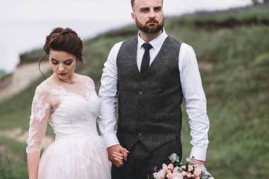 Yeni evliler, açık havada düğün gününde yürüyüş