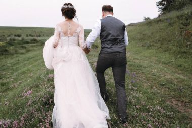 Yeni evliler, açık havada düğün gününde yürüyüş