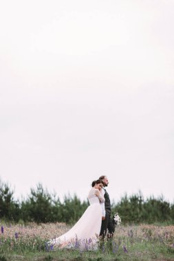 Yeni evliler, açık havada düğün gününde yürüyüş