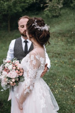 Yeni evliler, açık havada düğün gününde yürüyüş