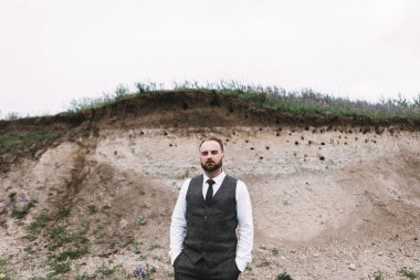 Yeni evliler, açık havada düğün gününde yürüyüş