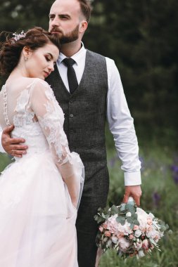 Yeni evliler, açık havada düğün gününde yürüyüş