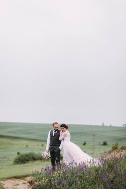 Yeni evliler, açık havada düğün gününde yürüyüş