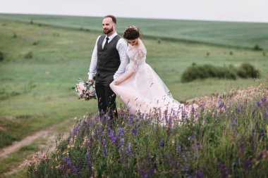 Yeni evliler, açık havada düğün gününde yürüyüş