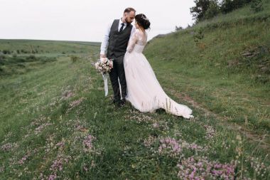 Yeni evliler, açık havada düğün gününde yürüyüş