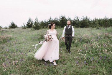 Yeni evliler, açık havada düğün gününde yürüyüş