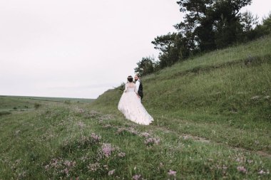 Yeni evliler, açık havada düğün gününde yürüyüş