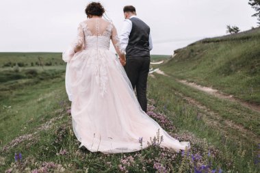 Yeni evliler, açık havada düğün gününde yürüyüş