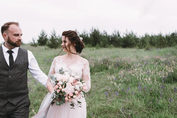 Yeni evliler, açık havada düğün gününde yürüyüş — Stok fotoğraf