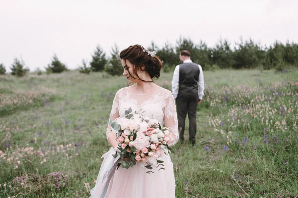 Frischvermählte gehen am Hochzeitstag im Freien spazieren — Stockfoto