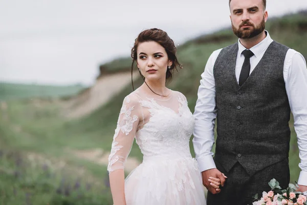 Recién casados caminan al aire libre el día de su boda — Foto de Stock