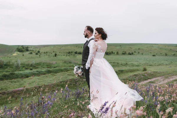 Nygifta promenad utomhus på deras bröllopsdag — Stockfoto