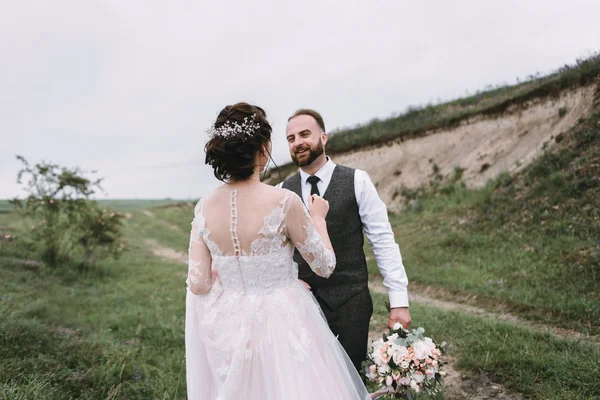Yeni evliler, açık havada düğün gününde yürüyüş — Stok fotoğraf