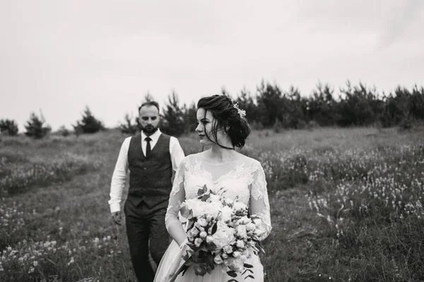 Frischvermählte gehen am Hochzeitstag im Freien spazieren — Stockfoto