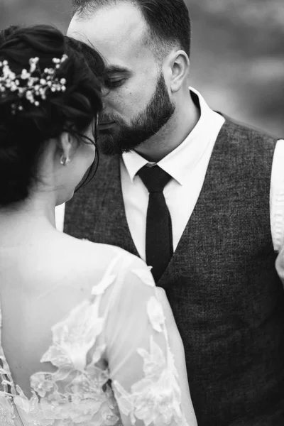 Recién casados caminan al aire libre el día de su boda — Foto de Stock