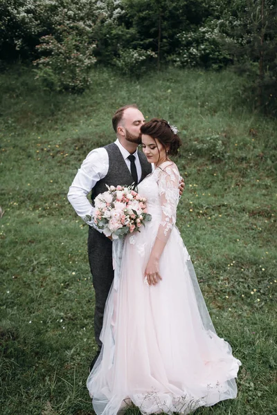 Frischvermählte gehen am Hochzeitstag im Freien spazieren — Stockfoto